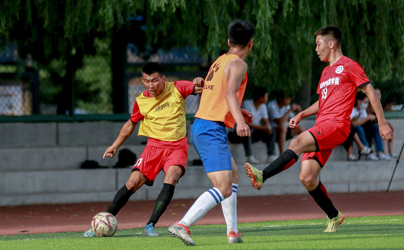 巴萨4-2莱斯特城 梅西遭激光笔照射